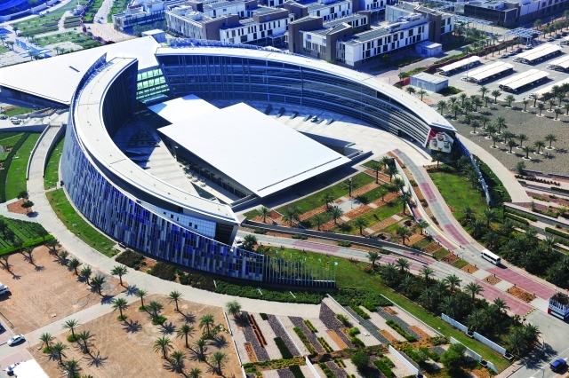 "جامعة الامارات صرح تعليمي وطني رائدالبيان"