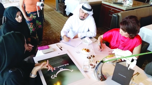 "جانب من الإعلاميين خلال إطلاق حملة «دبي ـ السعادة» البيان"