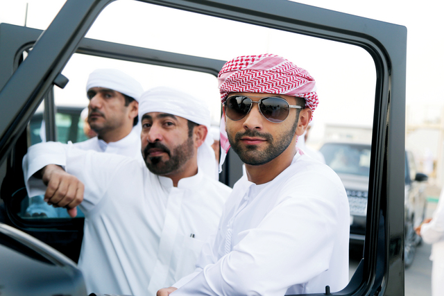 "منصور بن محمد خلال متابعته السباق تصوير: خالد نوفل"