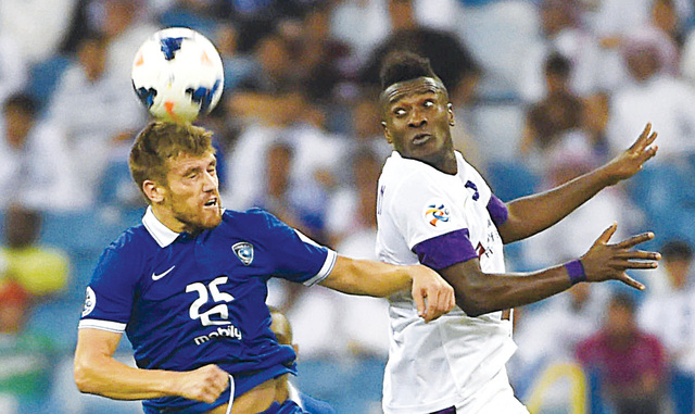 "جيان في صراع على الكرة مع لاعب الهلال \t أ ف ب"