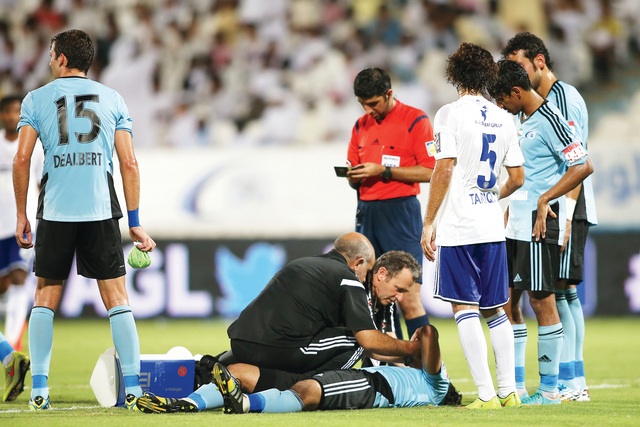 "الجهاز الطبي لحظة علاج اللاعب"