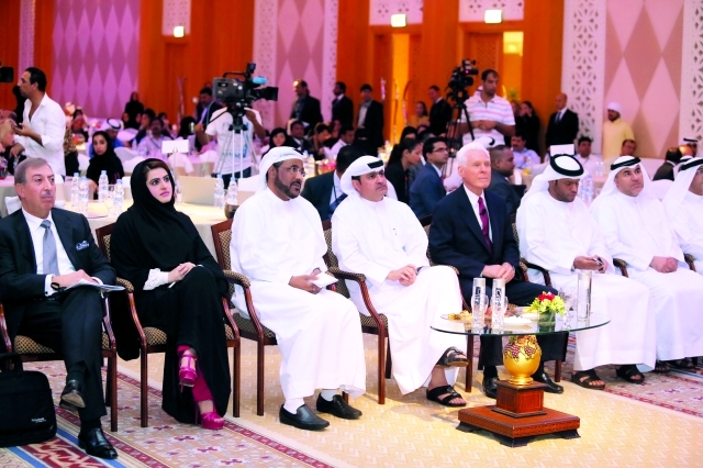 "سامي القمزي ومقدمة المشاركين في أعمال المؤتمر تصوير: عمران خالد"