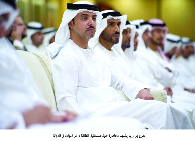 "هزاع ونهيان يتابعان المحاضرة"