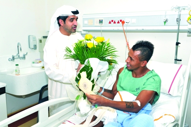 "الشريف يقدم باقة ورد إلى سياو البيان"