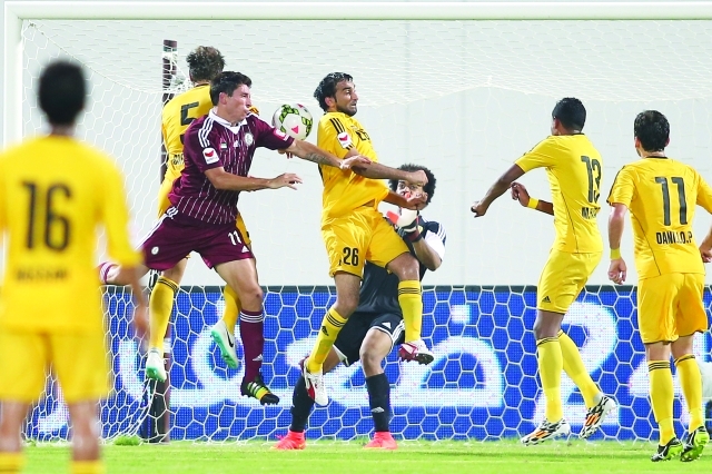 "الوحدة تفوق على كلباء رغم الحصار الدفاعي وتصدر القمة مبكراً تصوير: مجدي إسكندر"