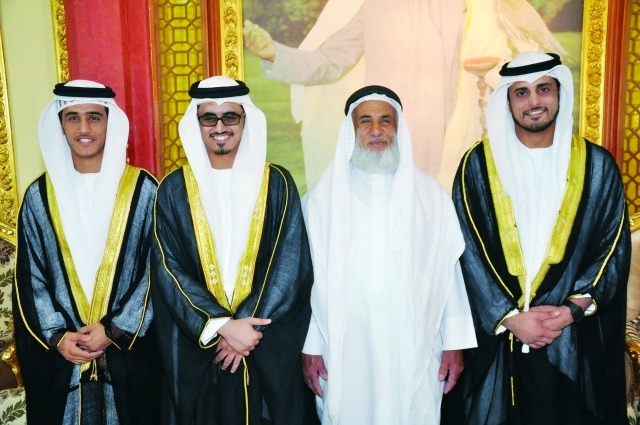 "محمد عبدالله يتوسط انجاله الثلاثة"