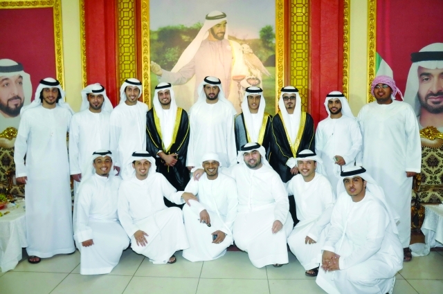 "العرسان والأهل والأصدقاء"