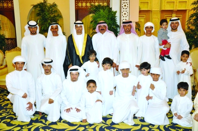 "العريس يتوسط الأهل والأقارب"