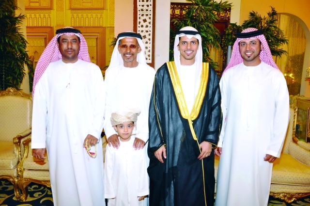 "العريس ووالده وأفراد أسرته"