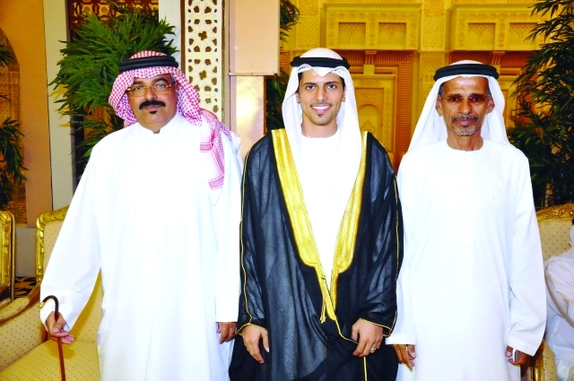"العريس يتوسط والده ووالد زوجته"