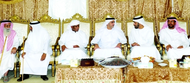 "سيف بن زايد خلال تقديم واجب العزاء"