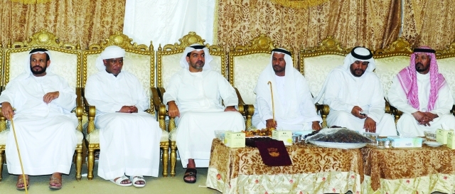 "حامد بن زايد خلال تقديم واجب العزاء"