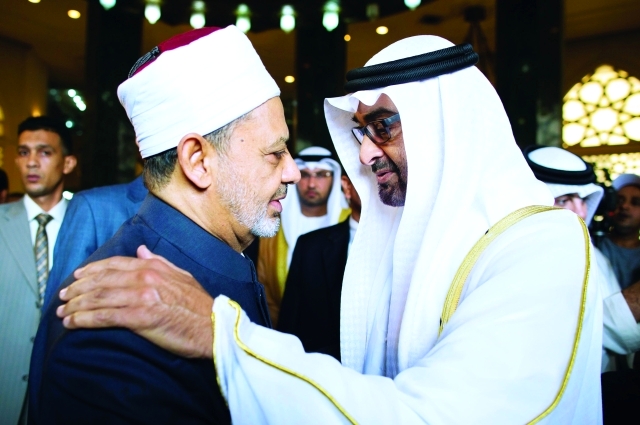 "محمد بن زايد مصافحا شيخ الأزهر"