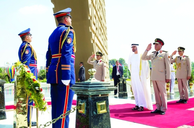 "محمد بن زايد وتوحيد توفيق خلال عزف السلام الوطني للبلدين"