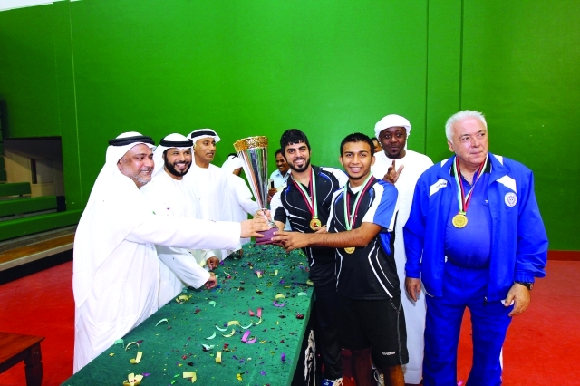 "العسم يسلم كأس الاتحاد لكابتن طاولة النصر من المصدر"