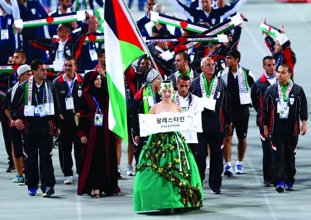 "الوفد الفلسطيني في طابور الافتتاح"