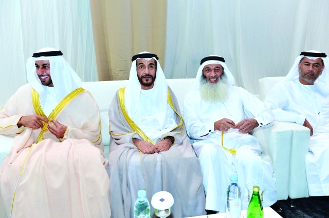 "العريس وجانب من الحضور"