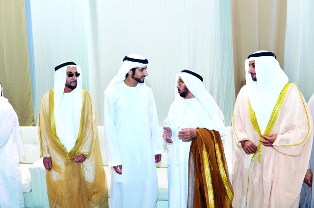 "سموه في حديث مع خلفان بن خرباش وغانم علي بن حموده والعريس"