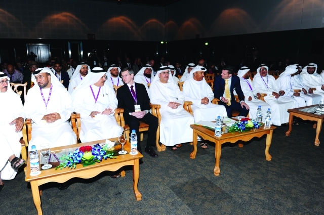 "سعيد الطاير وحسين لوتاه خلال متابعة فعاليات المؤتمرمن المصدر"