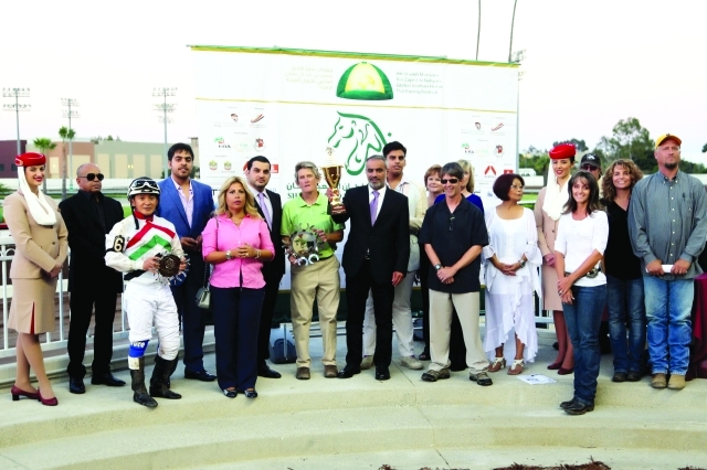 "السبوسي يسلم الكأس إلى بطل السباقتصوير مرهف العساف"