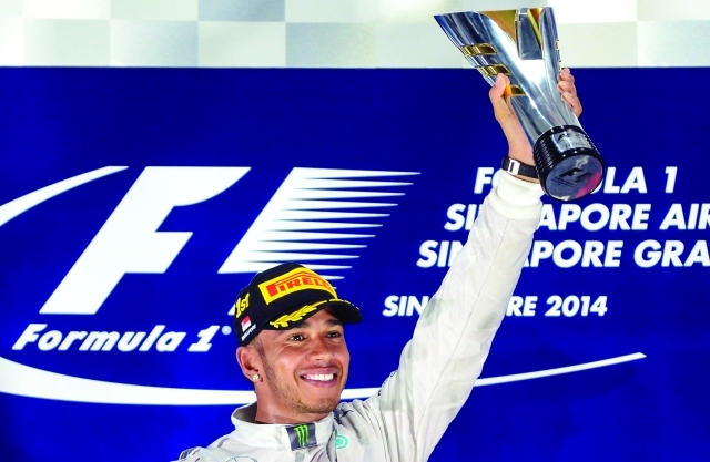 "هاميلتون يرفع كأس جائزة سنغافورة ا ف ب"