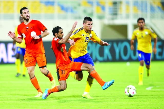 "الظفرة تقدم في المباراة قبل أن يحقق البرتقالي التعادلتصوير - مجدي اسكندر"