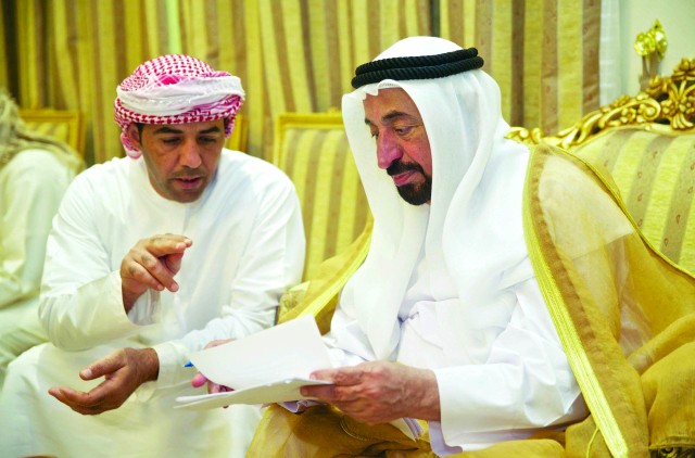 "ويستمع لأحد المواطنين"