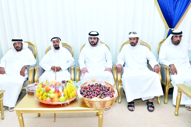 "مكتوم بن محمد يعزي ظافر حمد غدير وإخوانه في وفاة والدتهم \t تصوير: سيف محمد"