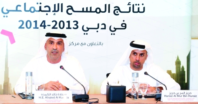 "خالد الكمدة متحدثا خلال المؤتمر الصحفي بحضور حريز المر من المصدر"