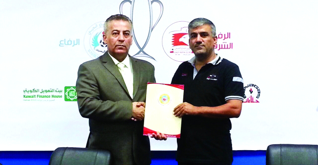 "حسن إسماعيل يسلم جائزة لأحد الفائزين"