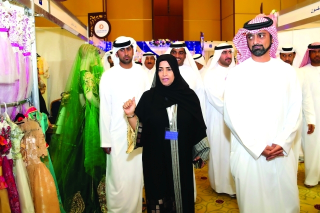 "عمار النعيمي خلال جولة في أرجاء المعرض"