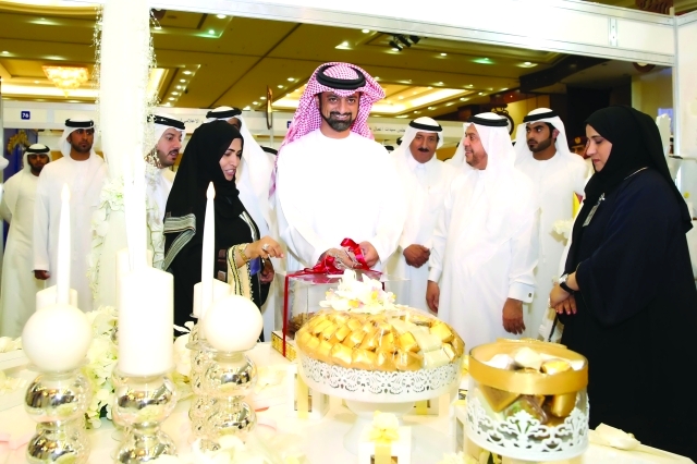 "ولي عهد عجمان يطلع على جانب من المعروضات المختلفة\t تصوير ـــ خالد نوفل"