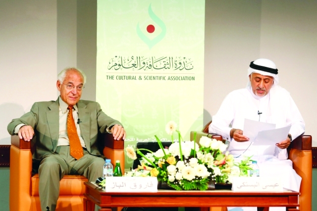 "عيسى البستكي وفاروق الباز خلال المحاضرة \t تصوير : عمران خالد"