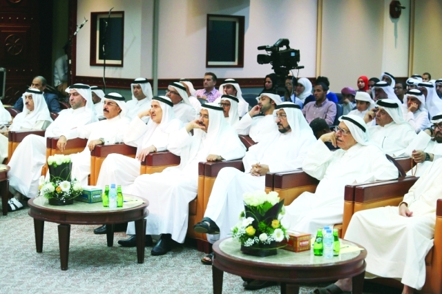 "محمد المر وسلطان صقر السويدي يتوسطان نخبة من الحضور \t تصوير : عمران خالد"