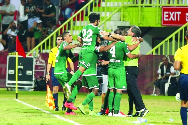 "فرحة فوز الشباب في مباراة مع الأهلي في دوري الخليج العربي جرت أخيراً على ملعب نادي الأهلي بدبيتصوير عماد علاءالدين"