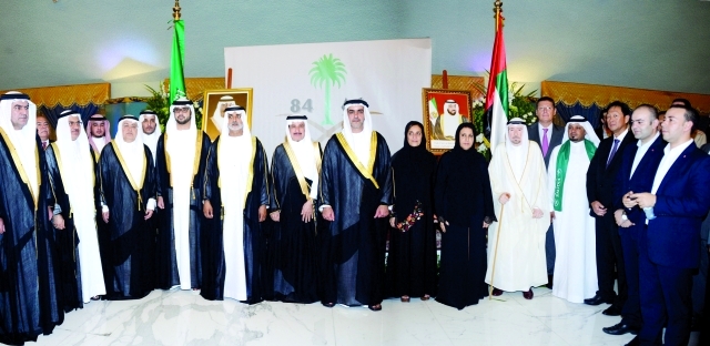 "سيف بن زايد ونهيان بن مبارك ولبنى القاسمي وميثاء الشامسي وسلطان بن حمدان بن زايد  وعدد من المسؤولين خلال الحفل             وام"