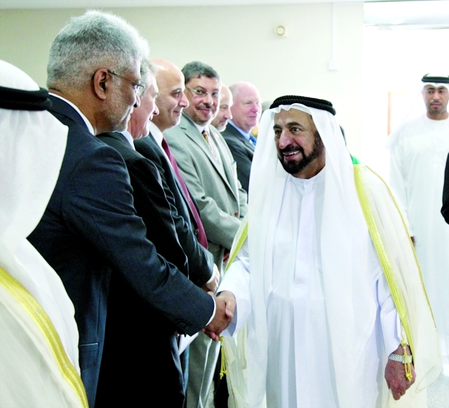 "سلطان القاسمي يصافح شخصيات وفعاليات مشاركة في المؤتمر      البيان"