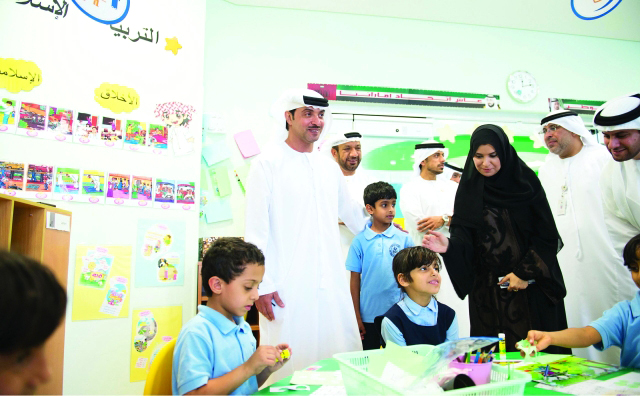 "هزاع بن زايد يتعرف إلى البرامج التعليمية في مدرسة أحمد بن زايد بحضور سلطان بن طحنون وأمل القبيسي ومحمد الظاهري وقيادات تنفيذية   وام"