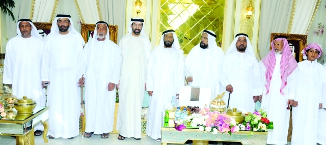 "أحمد شبيب الظاهري مع عدد من كبار الضيوف"