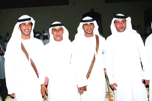 "العريسان مع الأصدقاء"