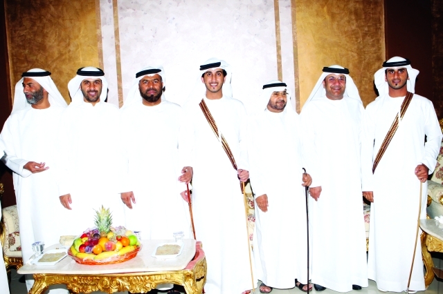 "العريسان مع عدد من الوجهاء والمسؤولين"