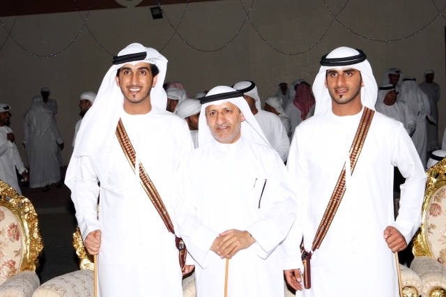 "خميس السويدي يتوسط العريسين"