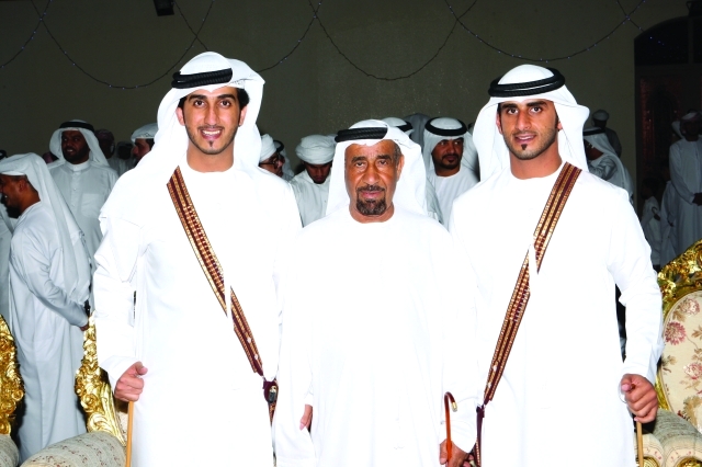 "علي المحرزي يتوسط العريسين"