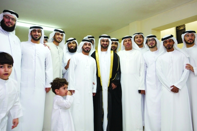 "العريس يتوسط الأهل والأصدقاء"