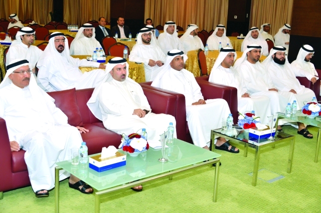 "أحمد محبوب وعدد من المديرين بجمارك دبي خلال الاحتفال"