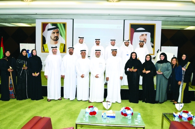 "أحمد محبوب، وبطي الجميري وعبدالله الخاجة يتوسطون الخريجين"