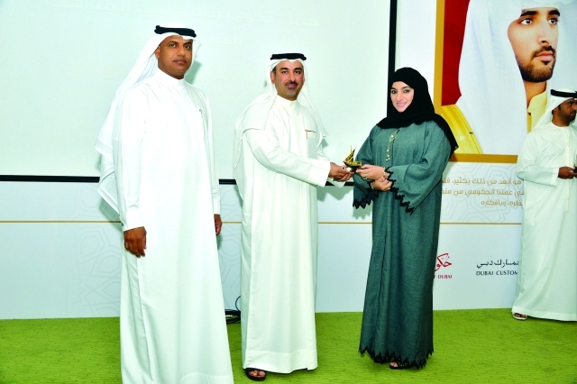 "بطي الجميري يكرم إحدى الخريجات"