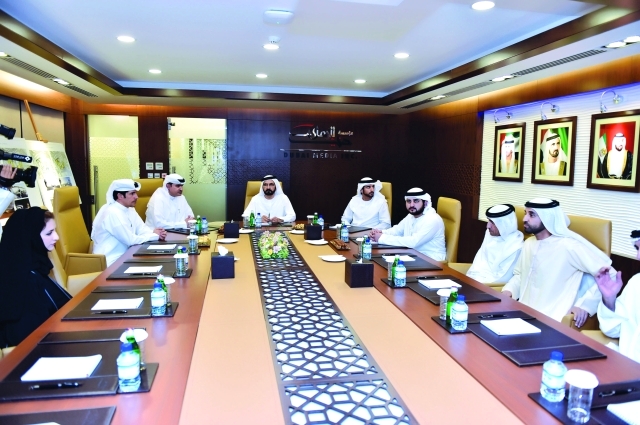 "محمد بن راشد مترئساً الاجتماع بحضور حمدان ومكتوم بن محمد وسعيد بن مكتوم وخليفة سليمان وسامي القمزي وأحمد سعيد المنصوري وسارة الجرمن تصوير: محمد هشام"