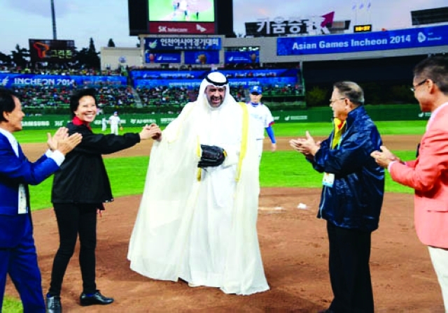 "أحمد الفهد يدشن مباراة البيسبول"