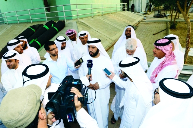 "محمد المزروعي يتحدث للإعلاميين في مخيم عرفة البيان"